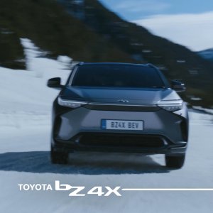 Meiltä valikoituihin Toyota bZ4X -malleihin talvirenkaat kevytmetallivantein hintaan 290 €, edullinen Toyota Easy Osamaksu -raho...