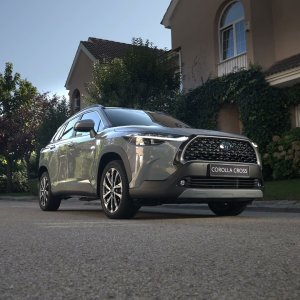 Tähän koko perheesi rakastuu: uusi, entistäkin tyylikkäämpi Toyota Corolla Cross Hybrid ihastuttaa käytännöllisellä tilavuudella...
